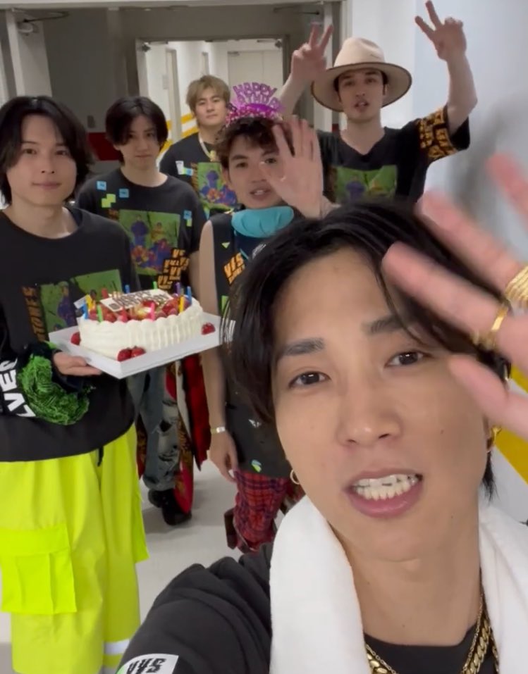 hokutomomaru's tweet photo. 優吾のお誕生日ケーキを大事に持ってる北斗のお顔が優しすぎて泣いちゃうよ https://t.co/vzPHemQHIM