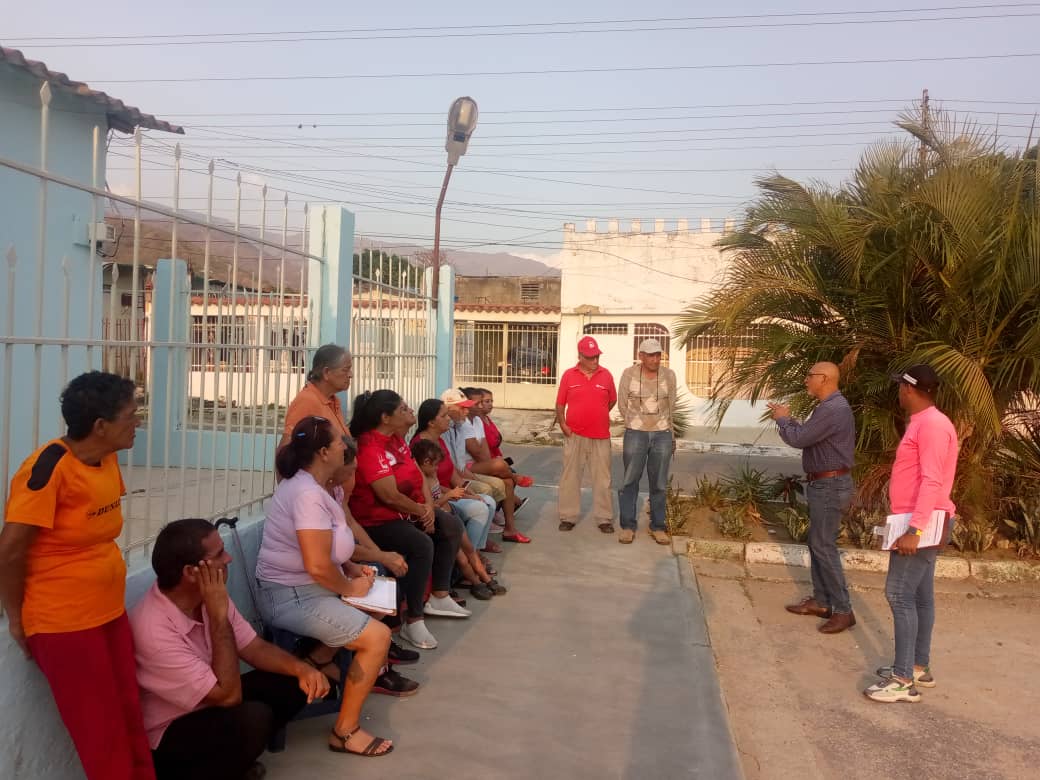 gelvispsuv's tweet photo. Seguimos Desplegados, desde la Comunidad San Martín de Porres, debatiendo con Nuestras Bases de nuestro Glorioso Partido (PSUV).

Desde las Bases decimos *Yo postulo a Nicolás* 

#Loquediganlasbases
@NicolasMaduro 
@PartidoPSUV 
@rafaellacava10 https://t.co/8HDwl4AIoA