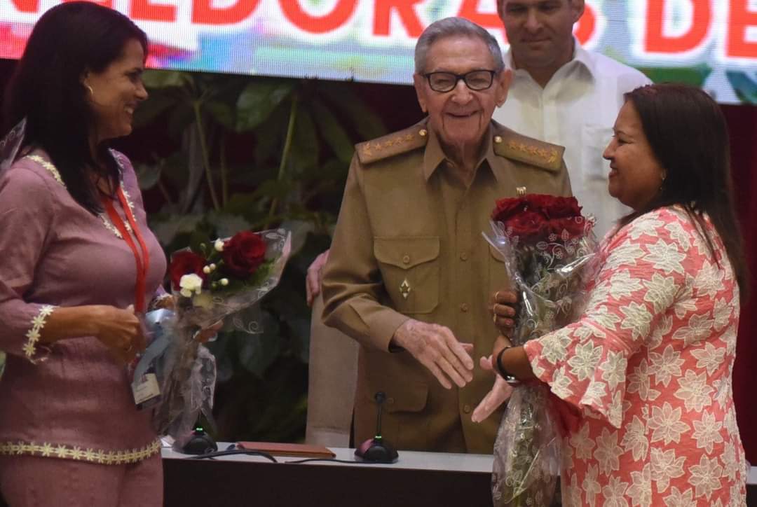 AriagnaPavonG's tweet photo. @EVilluendasC Orgullosos de nuestras mujeres. Cada cubana sintió la ternura de ese beso en nombre de Vilma y Raúl. ¡No bajaremos la guardia jamás! Somos una fuerza imprescindible para la Patria.
#VencedorasDeImposibles 
#XICongresoFMC 
#DeZurdaTeam ♥️
#JuntosPorMayabeque 🇨🇺 https://t.co/j5l95z6vut