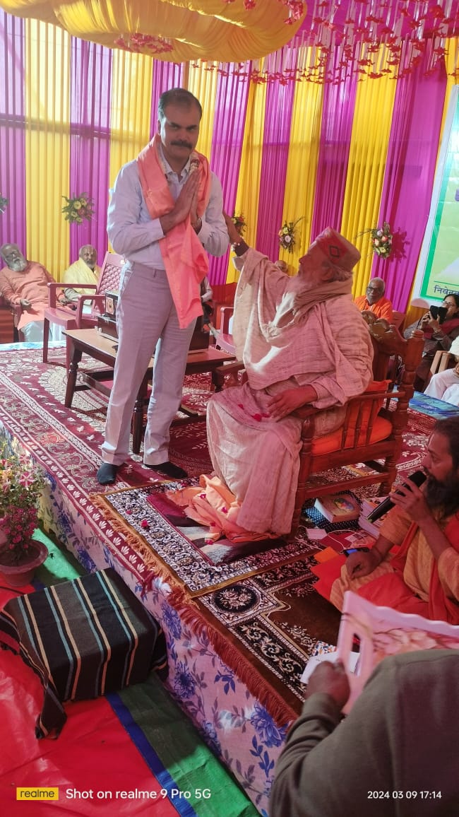 vikasvaibhavips's tweet photo. #कुरसेला (कटिहार) से लौटने के क्रम में #नवगछिया में परम पूज्य परमहंस स्वामी आगमानंद जी महाराज द्वारा उनके आश्रम में आमंत्रित था । परम पूज्य संत अनंताचार्य जी महाराज तथा स्वामी जी को नमन करते हुए अपने संबोधन में मैंने #LetsInspireBihar के संदेशों को उपस्थित सभी के साथ साझा किया तथा अपने बृहत् सांस्कृतिक दृष्टिकोण के स्मरण के साथ उज्ज्वलतम भविष्य निर्माण में सकारात्मक योगदान हेतु आह्वान किया । यात्रा गतिमान है !