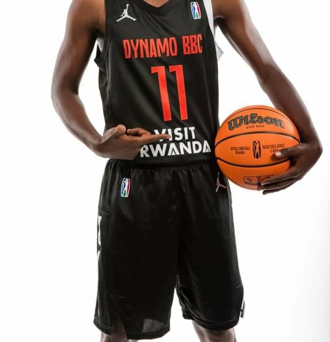 KUF_ASBL's tweet photo. #Burundi_SA
Mu mugwi wa #DynamoBBC waserukiye Uburundi mu nkino za #BAL zitangura uyu munsi muri Afrique y'epfo vyoba bitifashe neza.
Abo bakinyi ntivyaboroheye inyuma yo kumenya ko bagiye gukina bambaye umwambaro wanditseko #VISIT_RWANDA.
Boba baronse itegeko rivuye kwa @NtareHouse ko bihenze bagakina bambaye uwo mwambaro ibikurikira bazimenya.
Ni mugihe hamwe batokina,igihugu c'Uburundi kizoca gifatirwa ibihano vyo kumara imyaka 5 budakinira hanze y'igihugu nk'uko biri mu mategeko agenga urwo rukino.