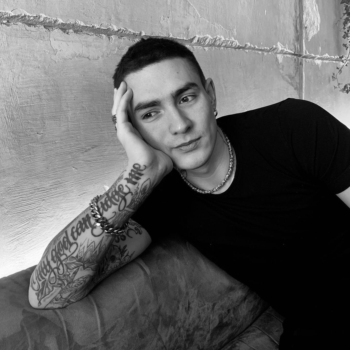 ㅤ

 ㅤ ㅤ hypnotize 
 ㅤ ㅤ they do
 ㅤ ㅤ what 𝐢 𝐬𝐚𝐲. 

ㅤㅤㅤㅤㅤ ㅤ