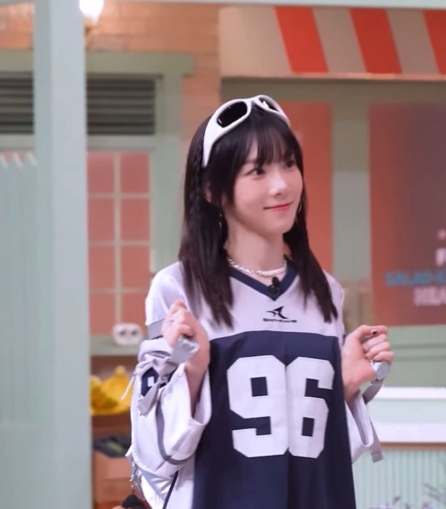더쿠 - 태연이 다음주 착장도 너무 귀엽다,,,,