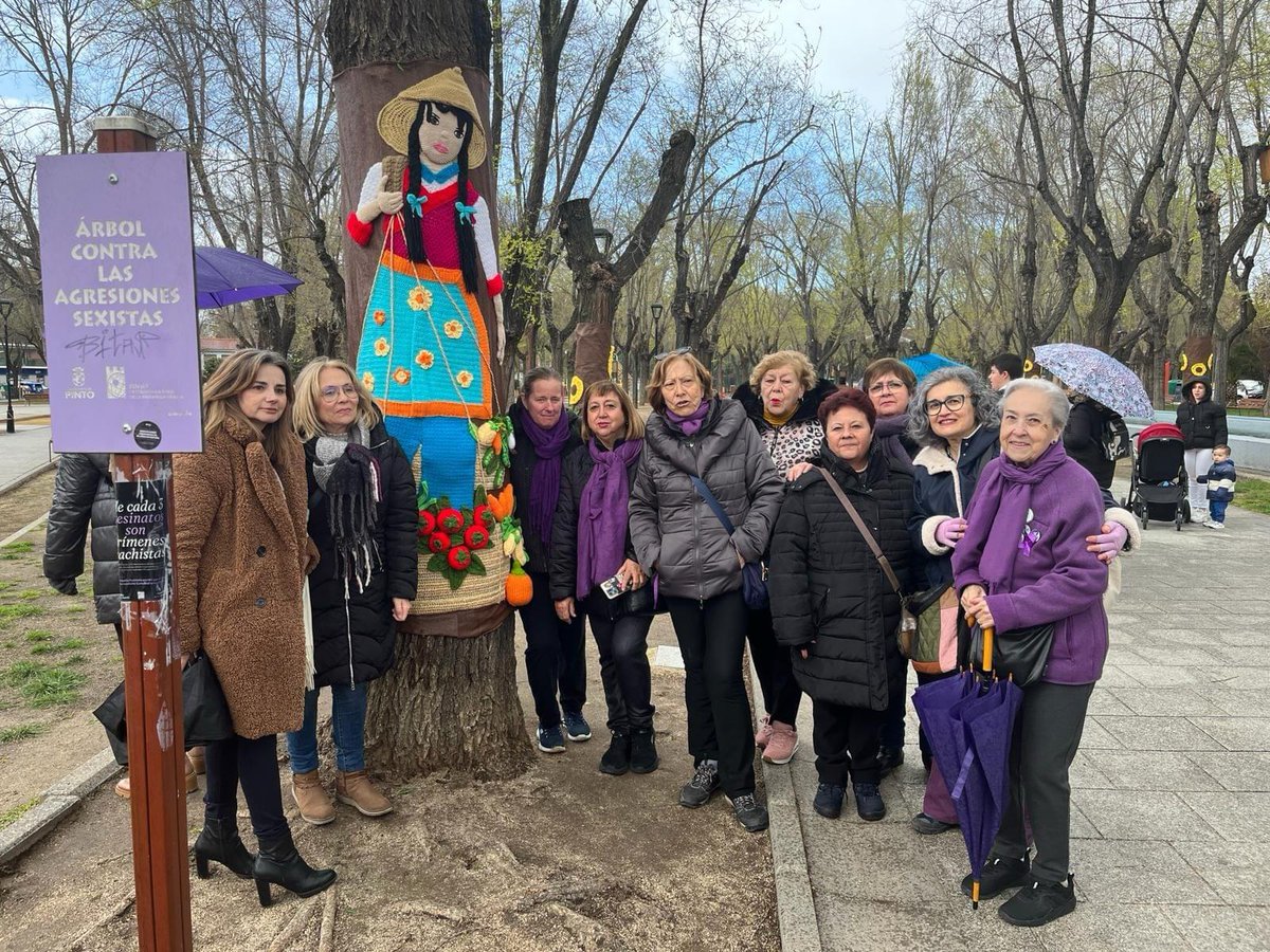 psoepinto's tweet photo. Hemos formado parte de la marcha en celebración del #8M, día que representa la lucha por la igualdad de las mujeres, e inaugurado el paseo de las tejedoras. Por una sociedad más justa para todas.
#PSOEPinto #Igualdad #Feminismo https://t.co/Au7ZbfCG9Q