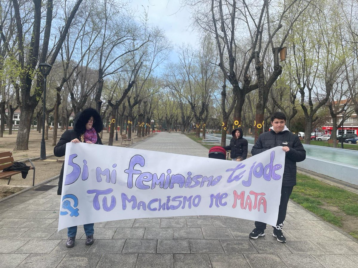 psoepinto's tweet photo. Hemos formado parte de la marcha en celebración del #8M, día que representa la lucha por la igualdad de las mujeres, e inaugurado el paseo de las tejedoras. Por una sociedad más justa para todas.
#PSOEPinto #Igualdad #Feminismo https://t.co/Au7ZbfCG9Q