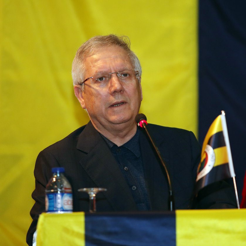 SportsDigitale's tweet photo. Aziz Yıldırım: Fenerbahçe için herkesi birlik beraberliğe çağırıyorum. Biz içimizdeki kavgayı sonra yaparız, kavga etmek kolay ama şimdi zamanı değil. Hem Süper Ligi hem de Konferans Ligi'ni kazanmaya odaklanmak gerekiyor. https://t.co/30JEKX1473