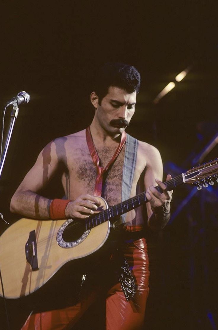 Farrokh_Mercury's tweet photo. #SaturdayRock : Crazy Little Thing Called Love 🎸🎶
In 1979 wrote #FreddieMercury this Elvis Tribute in his bathroom in Munich in just 10 minutes.
The Track was the headlining Number of the follwing 1980 "The Game" 🎲
📷 Freddie Mercury, LIVE 1980 🎲
©️ Queen Productions Ltd https://t.co/P3IDDt3CFZ