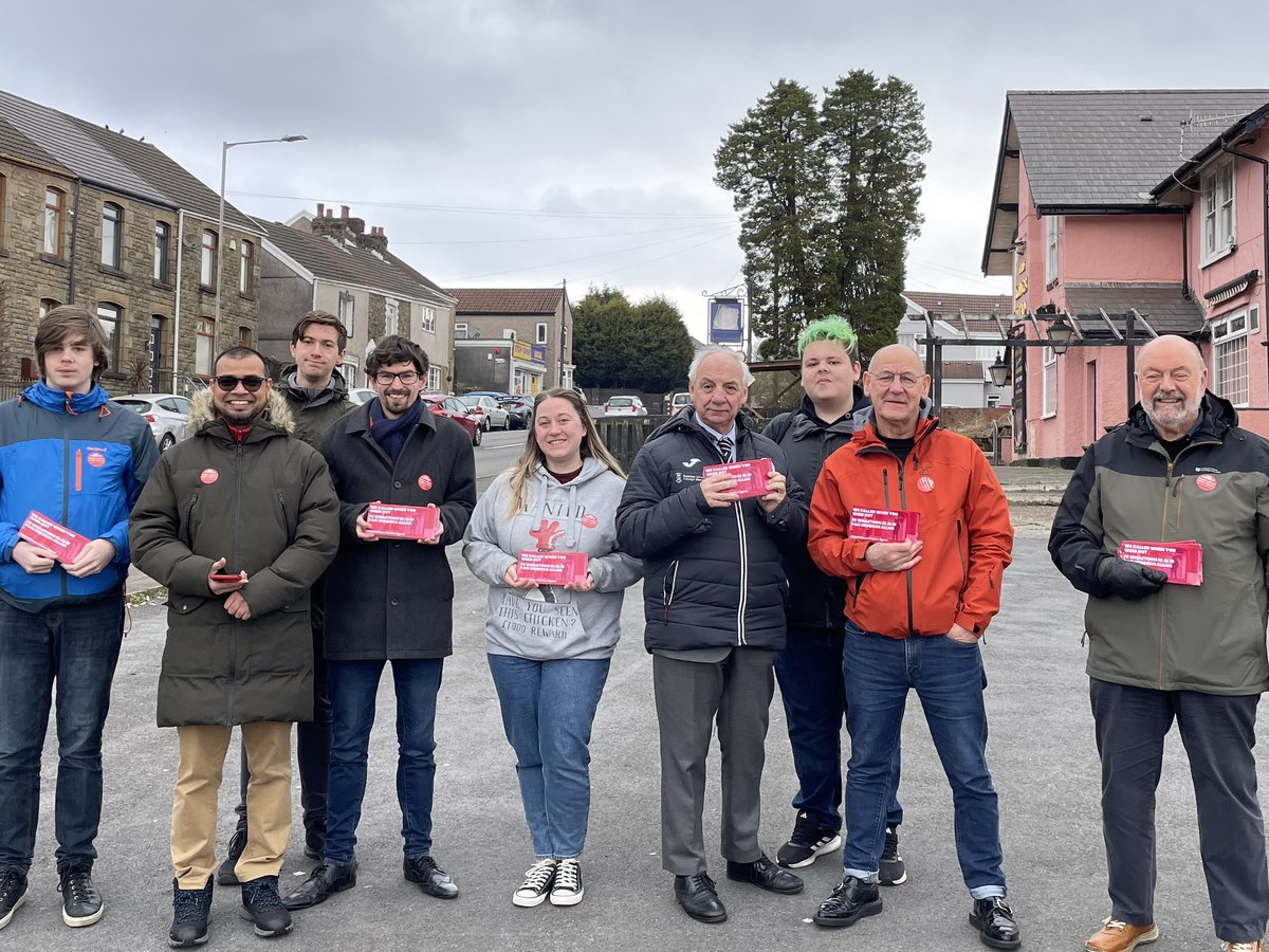 Out in Mynyddbach Ward with our local councillors Sam & Jess and our Swansea East Member of the Senedd, @MikeHedgesAM, on the #LabourDoorstep 🏴󠁧󠁢󠁷󠁬󠁳󠁿🌹