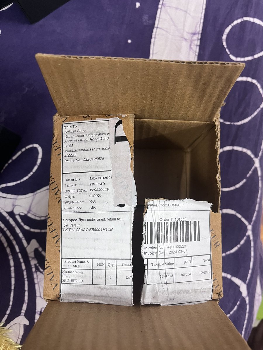 saileshsahu085's tweet photo. @DeValeurWatches I ordered 2 watches and received only 1 .. no response from customer care as well . Pathetic service https://t.co/aI2xac5lYz