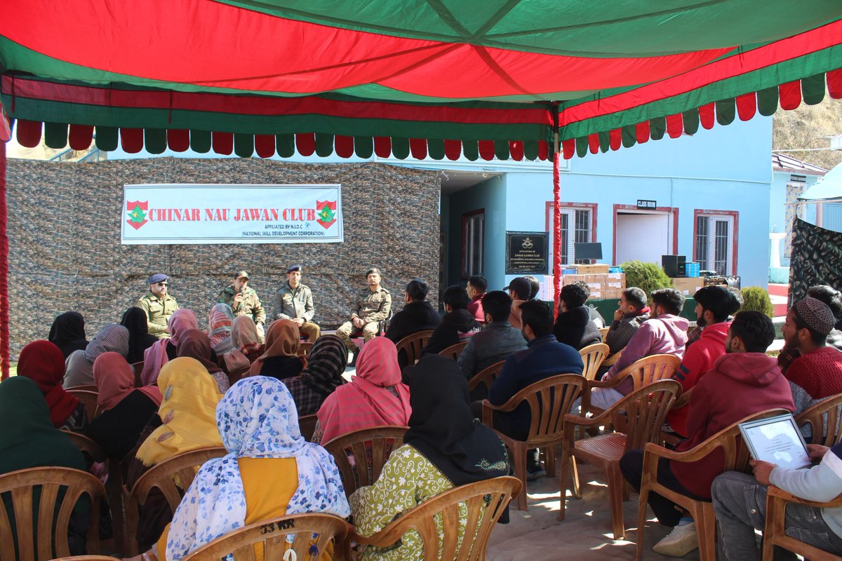 ham_watan6's tweet photo. #Chinar9jawan club at Nagam, Budgam affiliated with NSDC was upgraded by the #IndianArmy with better computers and accessories to deliver high quality training and skill development to # local youth.

#IndianArmyCares #Chinar #NC https://t.co/mvmTSP4zE0
