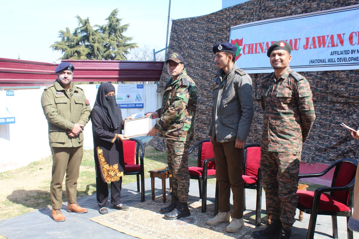 ham_watan6's tweet photo. #Chinar9jawan club at Nagam, Budgam affiliated with NSDC was upgraded by the #IndianArmy with better computers and accessories to deliver high quality training and skill development to # local youth.

#IndianArmyCares #Chinar #NC https://t.co/mvmTSP4zE0