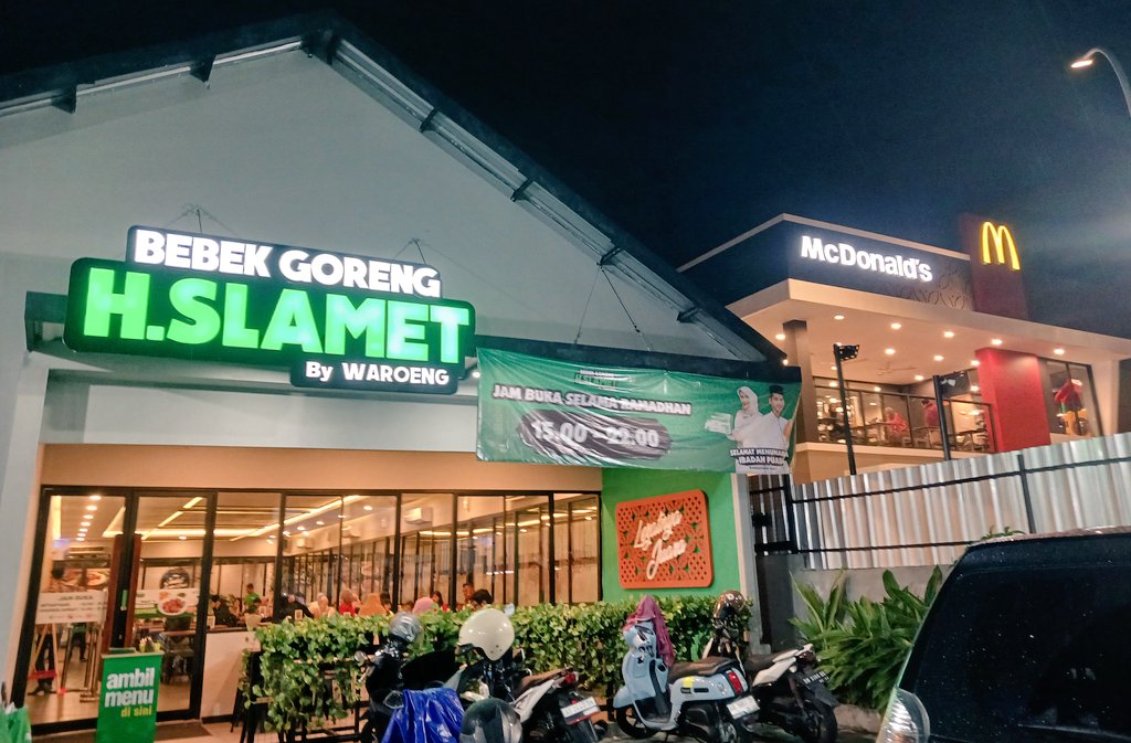 sunnyfloweria's tweet photo. Msh betah boikot mekdi ga kalo dijejerin sm Bebek Goreng H.Slamet gini? Kalo udh mulai goyah, coba update lagi kabar ttg Palestina, mereka sedang 'diserang' dg kelaparan dan kedinginan. Kita yg msh bs milih mau makan apa, tentu ga susah utk boikot produk pro zionis #FreePalestine https://t.co/wcM22dQBlw