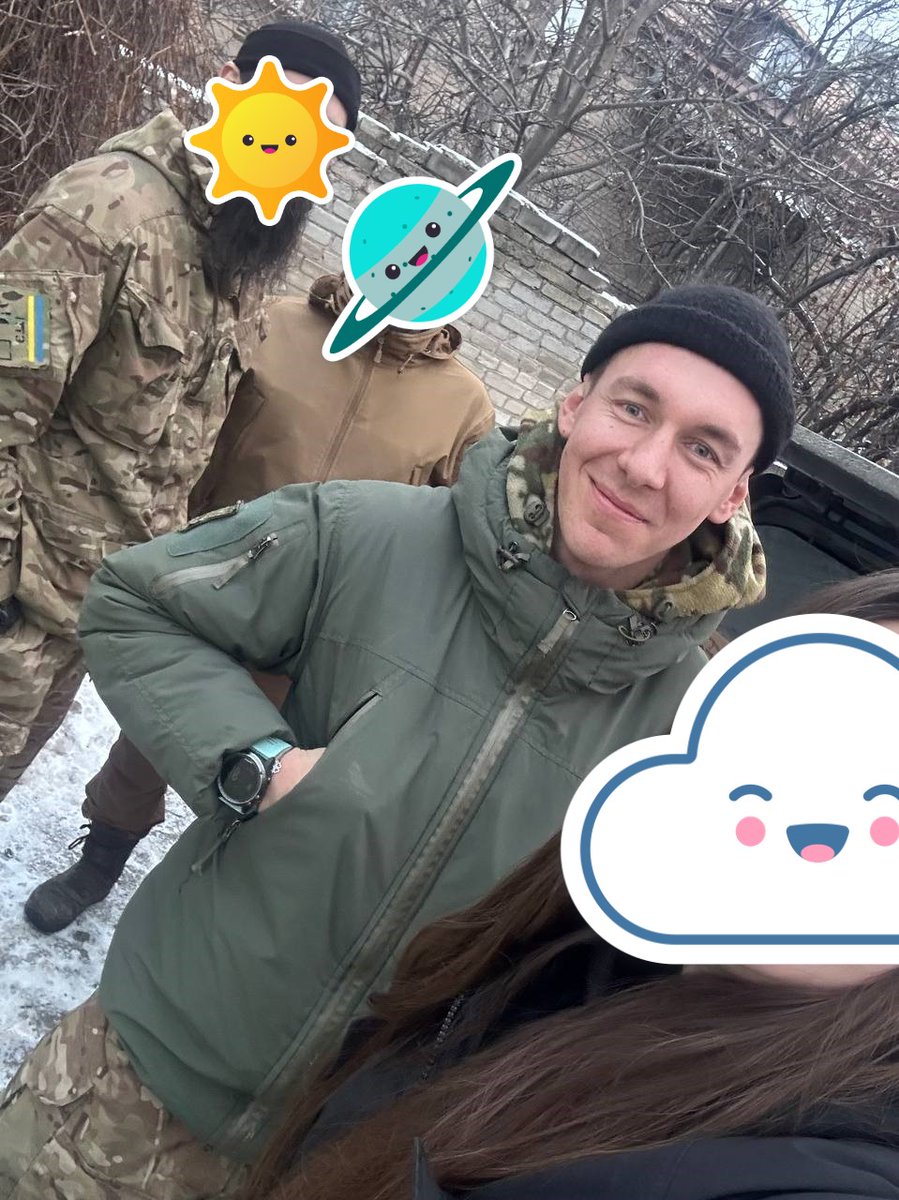 eto_bim's tweet photo. Привіт. Це Льоха, але ми називали його Груз. 

Я знав його майже 10 років.  
Я не вмію писати епітафії. Але кількість спогадів про те якими були ці 10 років не влізе в жоден тред і не хвати жодної ночі за пляшкою, щоб згадати усе.  

Льоха боронив нашу країну і мав повернутися живим героєм. Але в підорського каба були інші плани. Останній раз Льоха жартував, що в бліндажі почуває себе безпечніше. Так і вийшло.   Тіло вже опознали. 

Прошу вас долучитися до допомоги родині. Вибачте, я не можу підібрат�� правильних слів. 
Колись ми були молоді та щасливі. І думали що лише справа часу, коли світ впаде до наших ніг. А тепер я пишу цей пост. 

Виливаючи душі - до ��рані, до краю,
Як кінцугі, латаючи скалки від літа,
Ми зливалися в сильну та віддану Зграю,
І ця Зграя ставала для кожного світом.

Він назавжди буде частиною нашої зграї. 

https://t.co/KcGx6aMBba