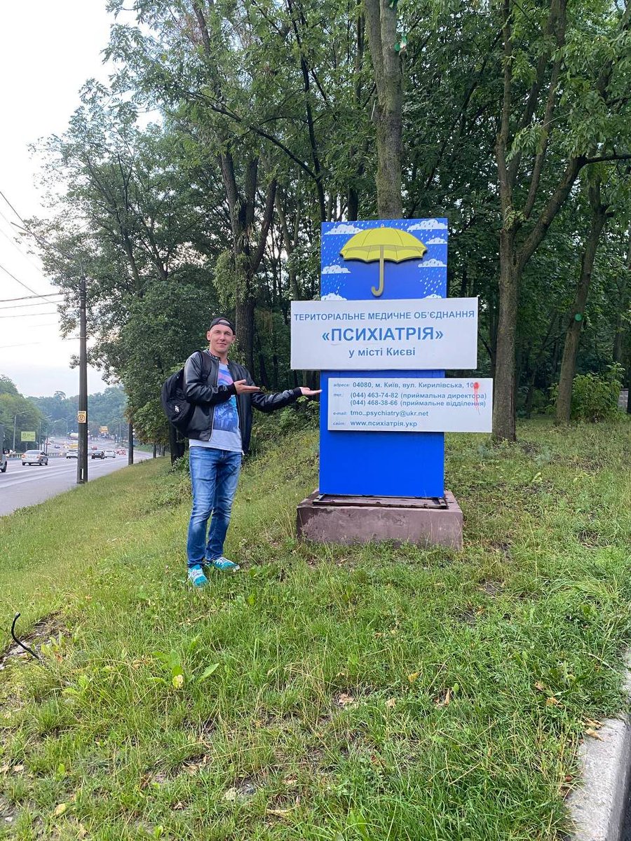 eto_bim's tweet photo. Привіт. Це Льоха, але ми називали його Груз. 

Я знав його майже 10 років.  
Я не вмію писати епітафії. Але кількість спогадів про те якими були ці 10 років не влізе в жоден тред і не хвати жодної ночі за пляшкою, щоб згадати усе.  

Льоха боронив нашу країну і мав повернутися живим героєм. Але в підорського каба були інші плани. Останній раз Льоха жартував, що в бліндажі почуває себе безпечніше. Так і вийшло.   Тіло вже опознали. 

Прошу вас долучитися до допомоги родині. Вибачте, я не можу підібрат�� правильних слів. 
Колись ми були молоді та щасливі. І думали що лише справа часу, коли світ впаде до наших ніг. А тепер я пишу цей пост. 

Виливаючи душі - до ��рані, до краю,
Як кінцугі, латаючи скалки від літа,
Ми зливалися в сильну та віддану Зграю,
І ця Зграя ставала для кожного світом.

Він назавжди буде частиною нашої зграї. 

https://t.co/KcGx6aMBba