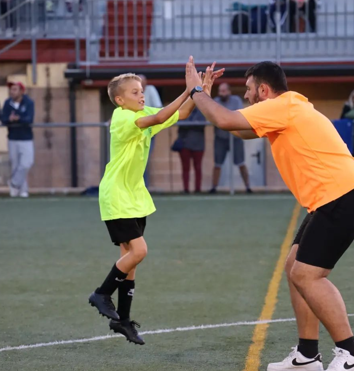 Llevo meses dándole vueltas si seguir o no entrenando. He estado muchos momentos por dejarlo, no os engañare. Estoy muy quemado, por como funciona todo. Me repugna mucho la forma de actuar de los clubes y las familias, todos tenemos culpa de que cada semana vivamos episodios