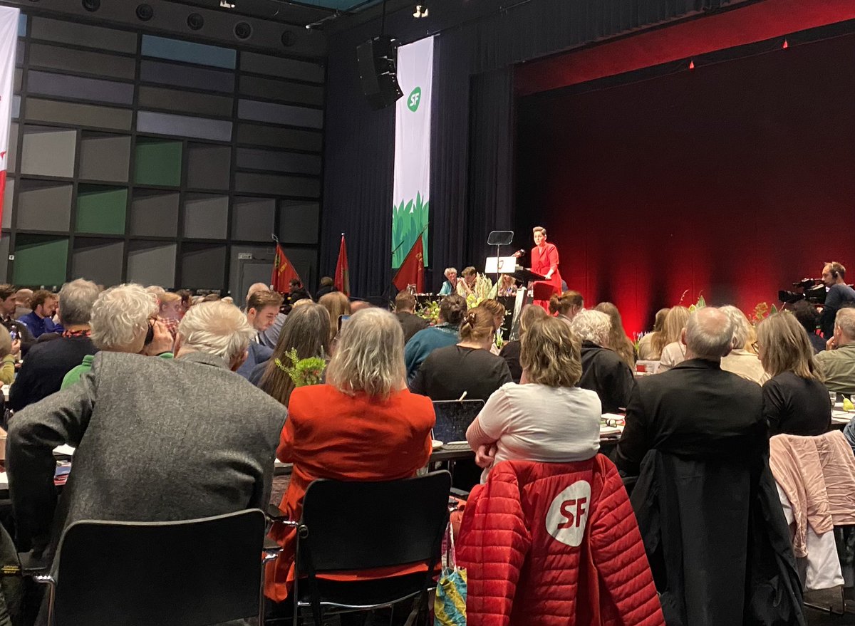 Gæst på <a href="/SFpolitik/">SF</a> landsmøde 🚩<a href="/PiaOlsen/">Pia Olsen Dyhr</a> taler om den kostbare tid. 
Den tid vi bruger sammen med dem vi holder af ♥️når livet er rigtig svært.
Det er et vigtigt emne, som ligger fagbevægelsens hjerte nær.
Vi skal fastholde lønmodtagerne også når livet gør ondt.
#arbejde #dkpol