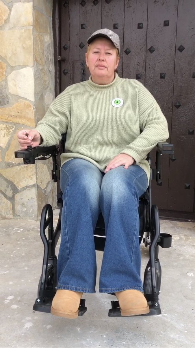 MaiteMuga's tweet image. Si tuviera un bar y me faltasen camarer@s,pondría en mis redes sociales:”Busco camarer@“.Y el hecho de que un día tras otro y otro y otro lo pusiera,querría decir que muestro solo un «lado» de mi vida.Lo mismo pasa cuando doy la turra con #SOS_LC,soy más que una enfermedad.