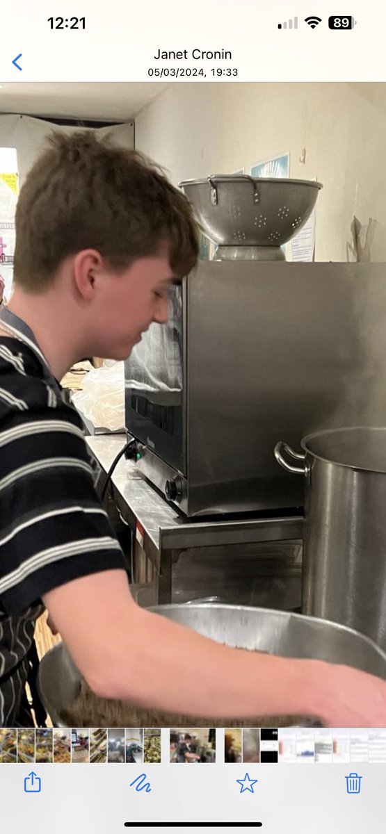 Captains Pie with all the trimmings on the EBFC Community meals on wheels this week as 13 year old Joe - captain of Hove Pk Colts under 14s preps and cooks a service for 80 people. @BBCSussex interview will be available on our website next week @SchSocEnt @BrightonHoveCC @NHS 👨‍🍳