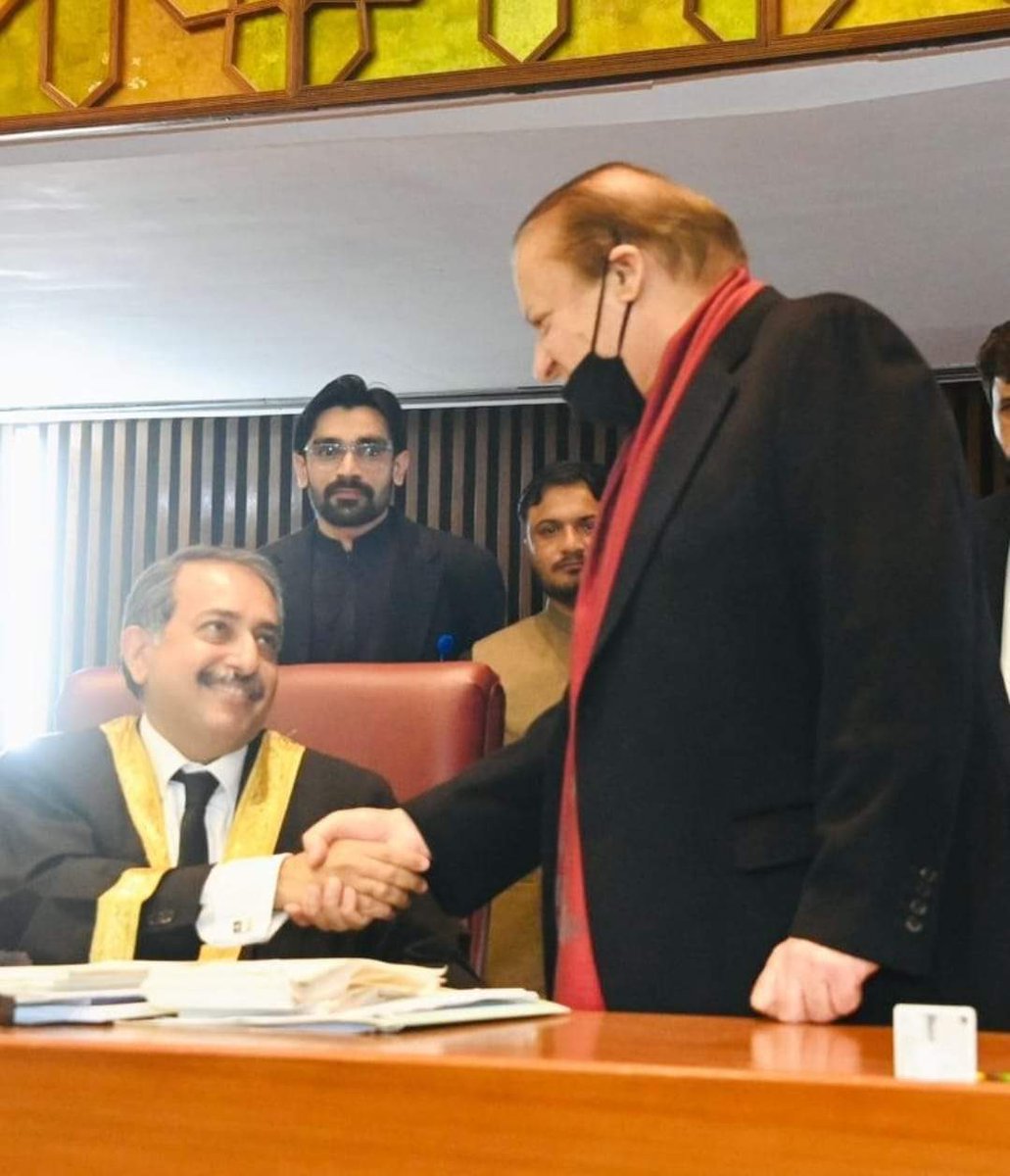 تاریخ کی کتابوں میں اس دور کا جب بھی ذکر آئے گا تو یہ منظر نہ صرف یاد رکھا جاۓ گا بلکہ شاید اسے کیس اسٹڈی کے طور پر قانون کے طلبا کو پڑھایا بھی جاۓ۔