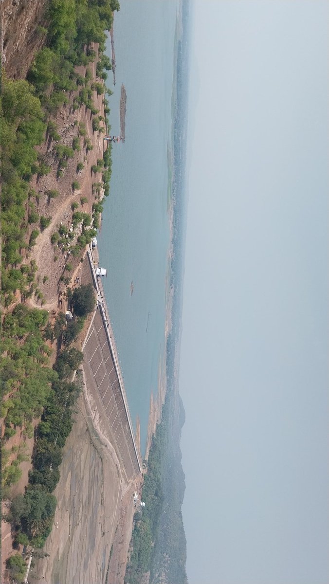 पर्वत से सीखो गर्व से शीश उठाना,
सागर से सीखो जी भरकर लहराना,
प्रकृति नहीं सिखाती किसी को ठुकराना,
इसे बस आता है सबको अपनाना।