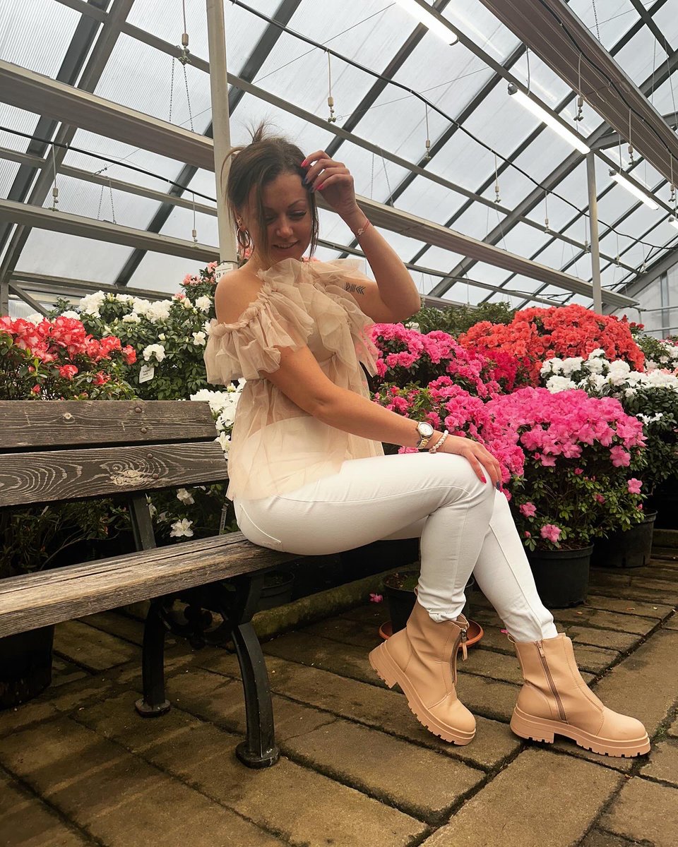 Looooots of flowers around me🌷🌸
#diamondusts #latviangirl🇱🇻 #latvia #botanicalgarden #luxurylifestyle #flowerpower #flowerphotography #ootd #ootdfashion #outfitoftheday #outfitinspo #stylediva #fashionblogger #fashionkilla #fashionista #everydayoutfit #everydaystyle #fashion