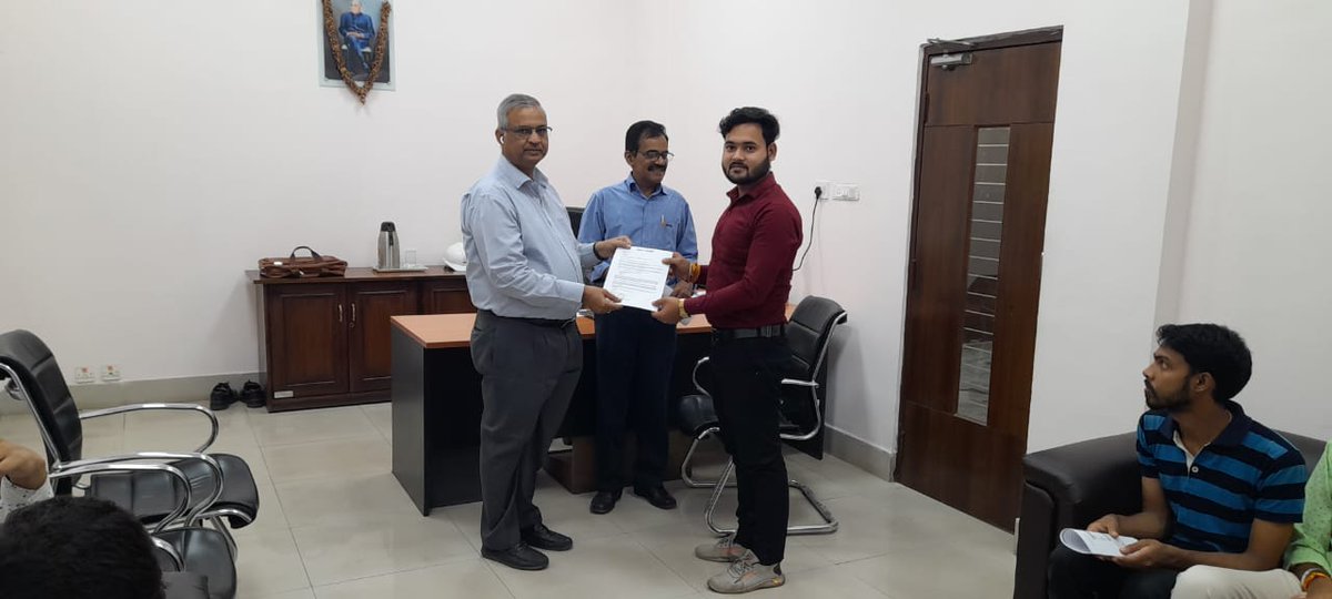 opjipt's tweet photo. Head of the Institute, Mr. MUNISH JAUHARI offered offer letter and congratulated the selected candidates
#jipt #offerletter #congratulations https://t.co/F7olfG61gs