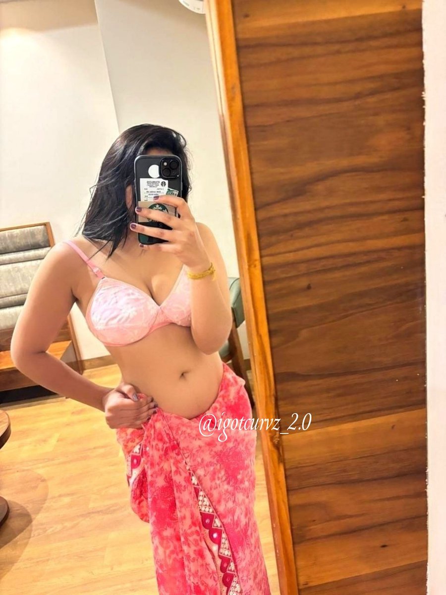 igotcurvz's tweet photo. Curves adorned in silk, a tantalizing dance of desire wrapped in the allure of a saree. #saree #curvz #curvy #sexy #enjoylife #curvz #camgirlِ #onlinefun #subscription #subscribers #premium https://t.co/hOPJSqN6Dh