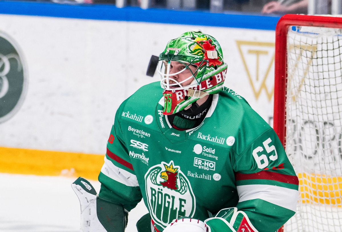 SHLse's tweet photo. 🥅🏒 Hemmalaget @roglebk spelar för att befästa sin play-in plats. Idag kommer tabellsexan @LHChockey på besök. Otroligt viktiga poäng för båda lagen med andra ord. Hur tror du det går?
Häng med 📲 https://t.co/NOWrmVCnzv
#RBKLHC #SHL #twittpuck #ishockey #svsshl https://t.co/fBpLUN2I5N