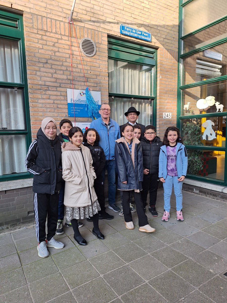 Onze zeer gewaarde conciërge Ferry de Gier is met pensioen. Reden voor een mooi afscheid van deze harde werker. Ferry heeft hart en ziel ingezet voor leerlingen, ouders en team. We gaan hem missen!