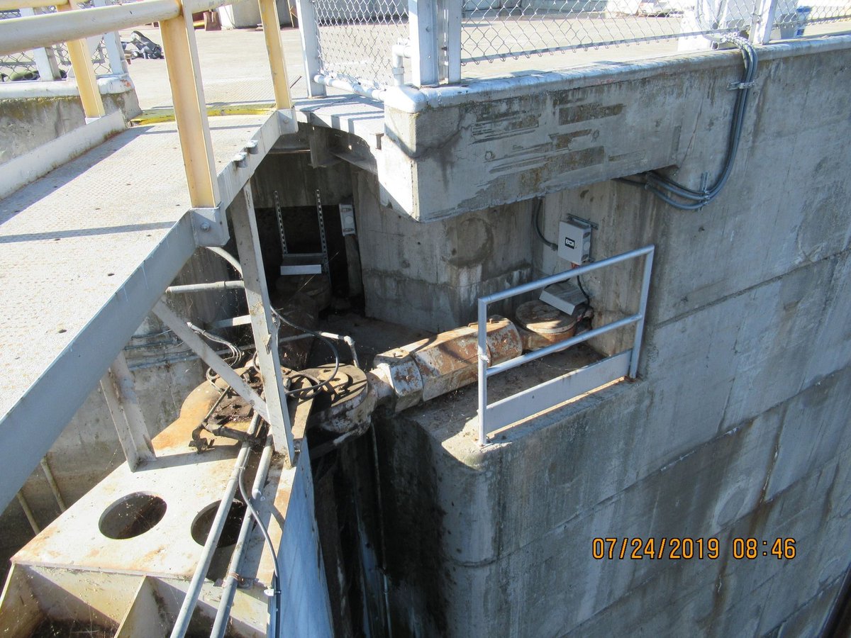 USACEHQ's tweet image. Work is underway at #USACE Walla Walla District's  McNary Lock and Dam. The gudgeon anchors hold the top of the 400-ton miter gate leaves in place and have been in service since 1954. The project to replace them is partially funded by the #BipartisanInfrastructureLaw (#BIL). 1/2