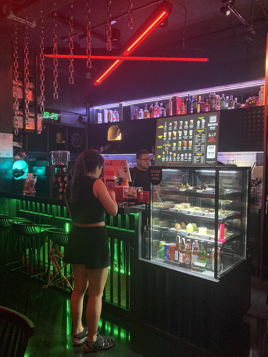 曼谷的sm酒吧 500cafe 酒单也太可爱了 https://t.co/SyS9MgHGQb