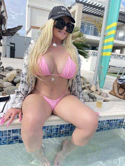 It&rsquo;s definitely a pool day!! Who wants to join me 💦💦😛😛 https://t.co/1nVD8UP6qu