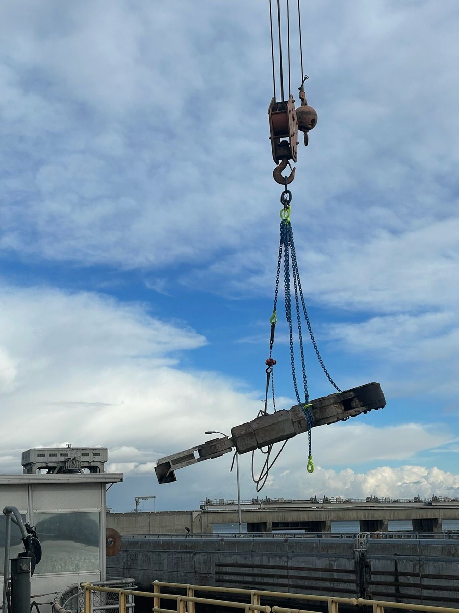 USACEHQ's tweet image. Work is underway at #USACE Walla Walla District's  McNary Lock and Dam. The gudgeon anchors hold the top of the 400-ton miter gate leaves in place and have been in service since 1954. The project to replace them is partially funded by the #BipartisanInfrastructureLaw (#BIL). 1/2