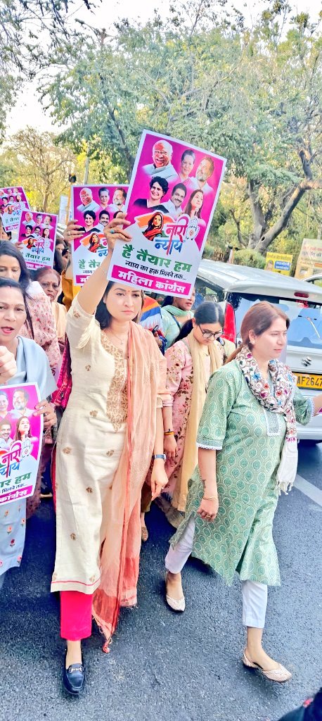 KothadiyaSpeaks's tweet photo. अंतरराष्ट्रीय महिला दिवस के मौके पर आज दिल्ली प्रदेश महिला कांग्रेस द्वारा आयोजित महिला सम्मान कार्यक्रम में @महिला कांग्रेस की राष्ट्रीय अध्यक्ष @LambaAlka जी की प्रमुख उपस्थिति रही। इस दौरान नारी न्याय पैदल मार्च का शुभारंभ अलका जी के नेतृत्व में किया गया।
#NaariNYAY https://t.co/CnHYbzChdk