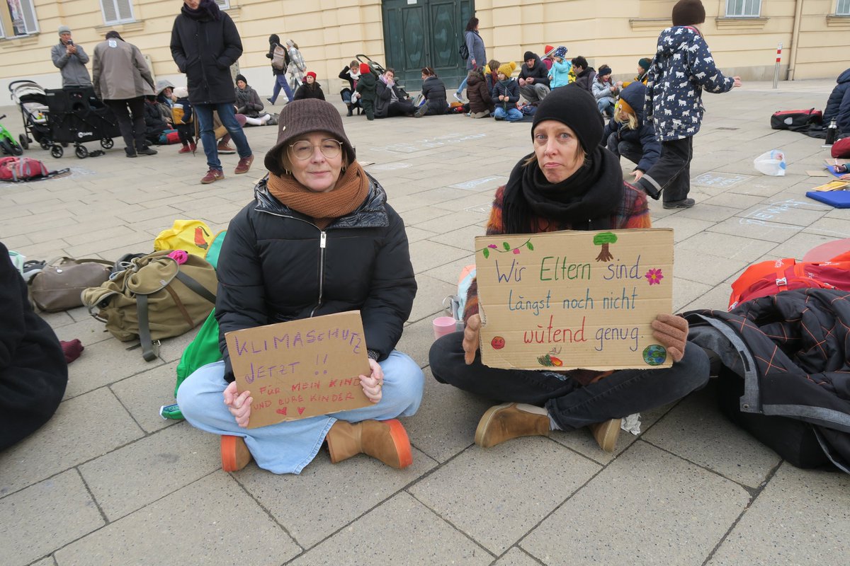 @PFF_Austria @MothersRebel Sie fordern ein klares Bekenntnis der Regierenden weltweit, weg von Verdrängungspolitik hin zu wirksamen Maßnahmen angesichts des #Klimanotstandes. Der Erhalt von Umwelt sind die Grundlage für eine lebenswerte Zukunft jener, die uns am wichtigsten sind: Unserer Kinder.