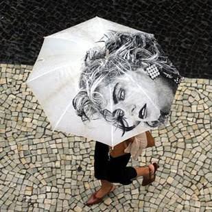 pablomoreno's tweet image. Com essa vinda da Madonna ao Brasil, urge o relançamento do clássico Guarda-chuva da Madonna, que não era da Madonna.