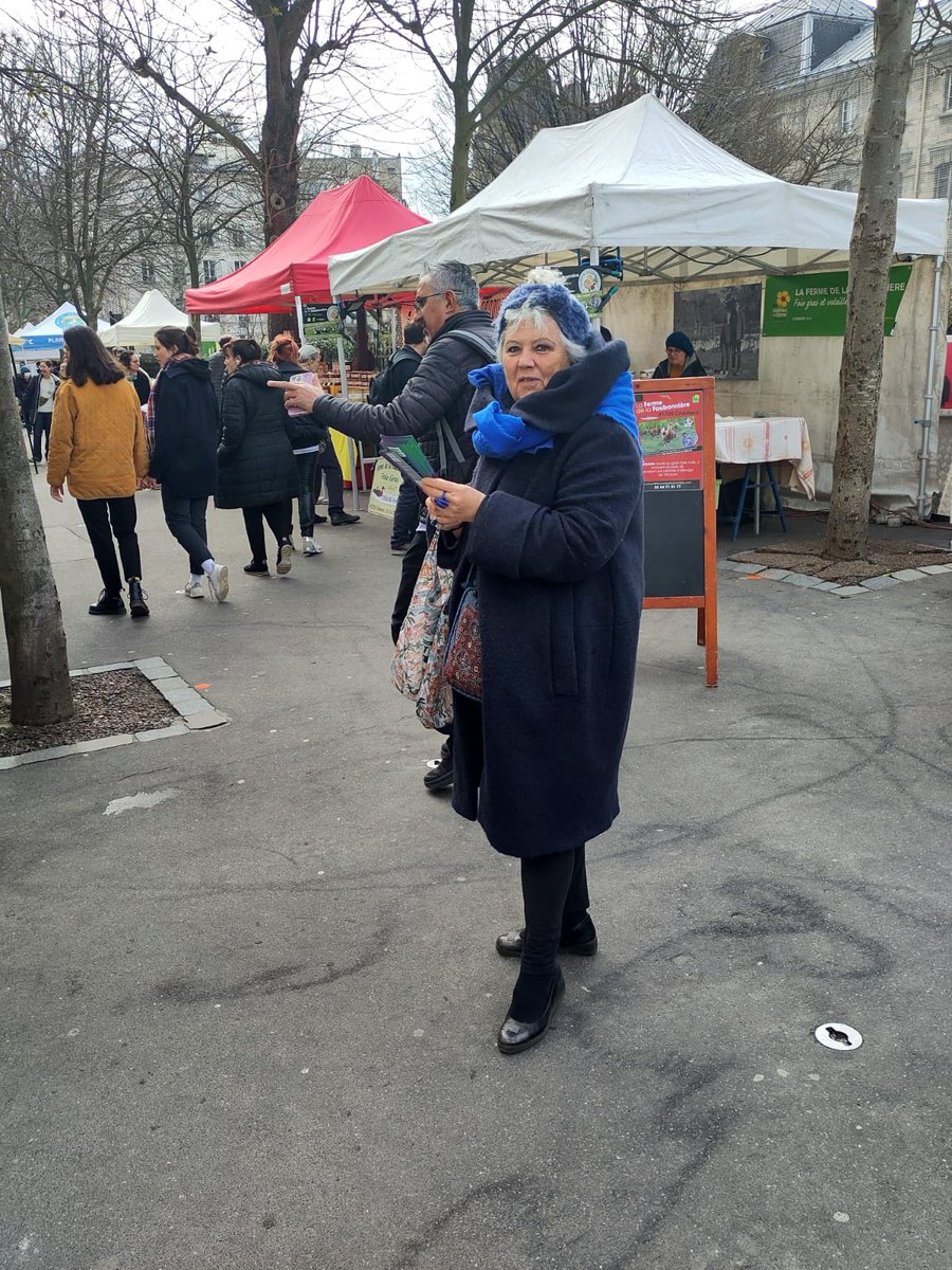📍Aujourd’hui encore, opération tractage au marché des producteurs de pays à Paris.

💜Envie d'Europe, de démocratie et d'écologie? Rejoignez-nous vite sur : voltfrance.org/rejoindre
