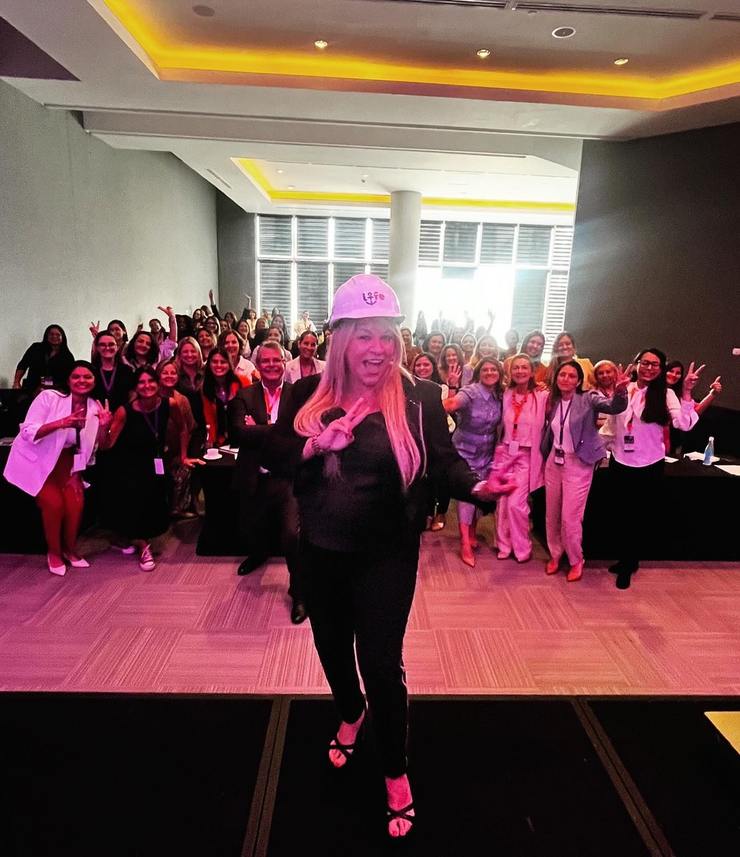 Cibeles1's tweet photo. Conmemorando el Día Internacional de la Mujer inspirando y capacitando a otras que también me llenan a mí de energía. Mujeres de más de 15 países de la industria marítima portuaria en congreso de liderazgo femenino. #Metawords 💪🏻💃 https://t.co/qIvNnfNkxi