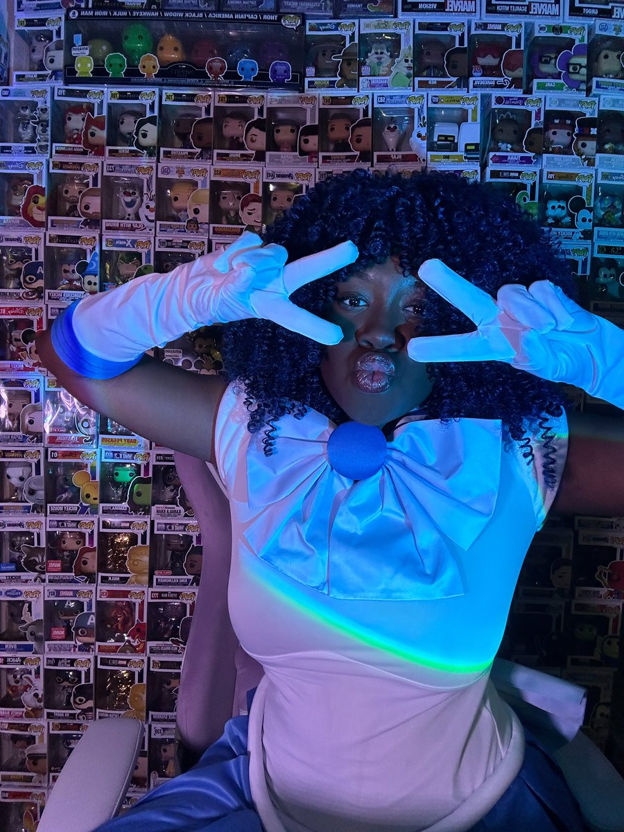 BreMyselfandii's tweet image. #AwesomeCon 💙