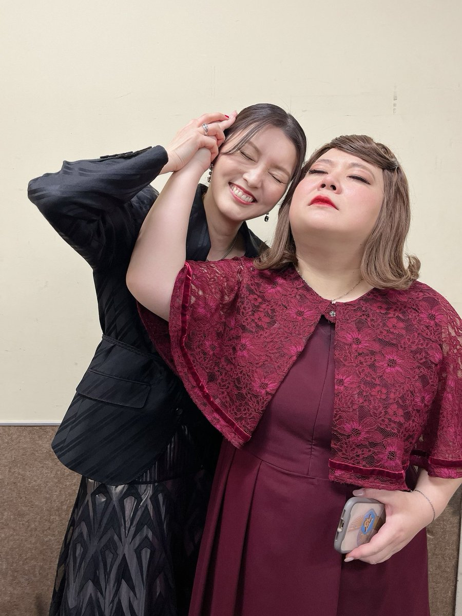 horipis's tweet photo. まぁ様アンドレ＆機長ジェローデルとまさかのあの場面をやらせていただきました…シアター・ドラマシティでオスカルを演る日が来るとは😂😂😂宝物のような瞬間でした！まぁ様の華麗さと機長の力強さに、ばん…ざい…🇫🇷

#今宵一夜 https://t.co/u5L7kQehkM