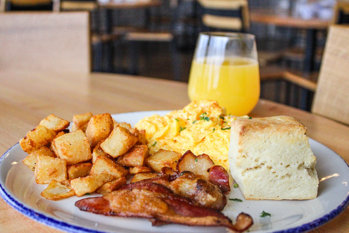 Wakey, wakey, eggs & bakey! Start your Saturday morning with eggs, bacon, biscuits, breakfast potatoes, and bottomless mimosas! 🤤🍳🥓🥂🍊

#landandlake #chicagofoodie #chicagobrunch #brunch #saturdaybrunch #chicagofood #mimosa #bottomlessmimosas