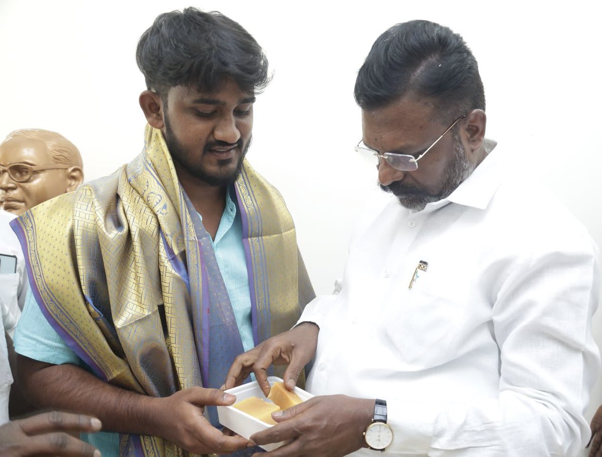 vckkaniamuthan's tweet photo. இன்று பிறந்த நாள் காணும்
அன்புமகன் க.வளவன்
நம் தலைநிமிர்வு
தலைவர்
எழுச்சித்தமிழர் அவர்களிடம்
பிறந்த நாள் வாழ்த்து பெற்றார்.
9.3.2024
வேளச்சேரி
#VCK
#valavan
#HBD https://t.co/FKsSNwzZ3U