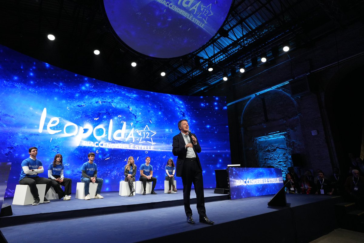 matteorenzi's tweet photo. Abbiamo finito a mezzanotte parlando di Politica. E stamani alle 8 c’erano i primi in fila per entrare. La Leopolda è fatta da storie bellissime ma anche e soprattutto da donne e uomini incredibili #Leopolda12 https://t.co/RWnHK8KpVz