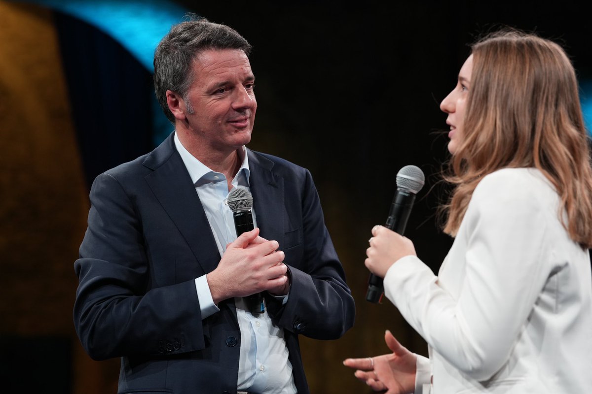 matteorenzi's tweet photo. Abbiamo finito a mezzanotte parlando di Politica. E stamani alle 8 c’erano i primi in fila per entrare. La Leopolda è fatta da storie bellissime ma anche e soprattutto da donne e uomini incredibili #Leopolda12 https://t.co/RWnHK8KpVz