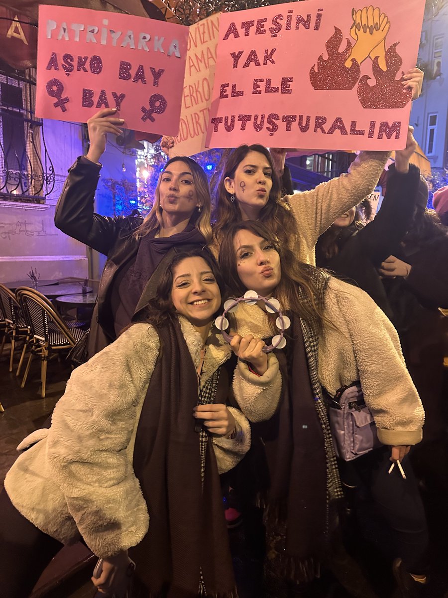 selinsserifoglu's tweet photo. #FeministGeceYürüyüşü 💘✨💋 https://t.co/zsK4KfTLng