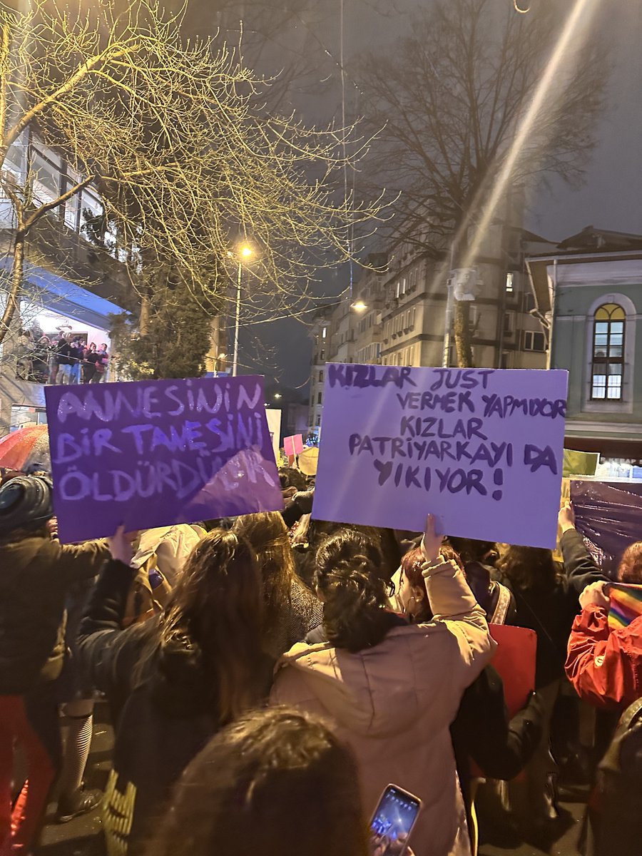 selinsserifoglu's tweet photo. #FeministGeceYürüyüşü 💘✨💋 https://t.co/zsK4KfTLng