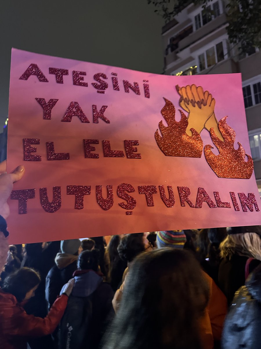 selinsserifoglu's tweet photo. #FeministGeceYürüyüşü 💘✨💋 https://t.co/zsK4KfTLng