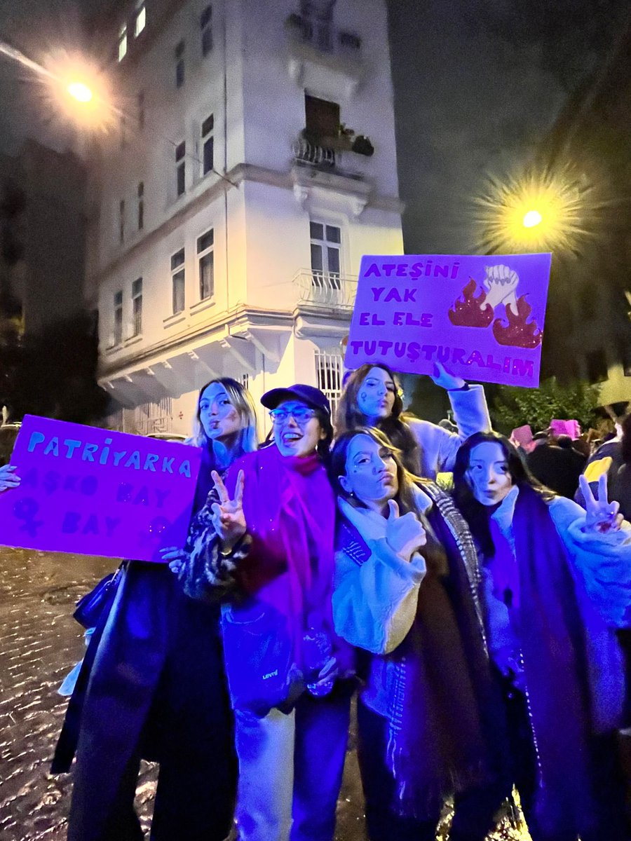selinsserifoglu's tweet photo. #FeministGeceYürüyüşü 💘✨💋 https://t.co/zsK4KfTLng