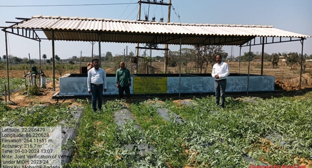 DDHMBJ30124's tweet photo. Joint verification for NIROJ KU MOHANTA's Vermi Compost Unit, #MIDH Rairangpur Block, embraced sustainable farming with 2.00 watermelon crops under #stateplan, drip irrigation under #PMKSY & mulching under MIDH support.@AgriGoI @DM_Mayurbhanj @Horticultureod1 @arvindpadhee https://t.co/ATFggaiyB1