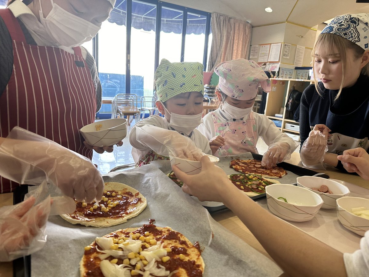 daikenkenken's tweet photo. 【オープンキャンパス】
こどもたちとクッキングをしました👩‍🍳💕

今日はピザパーティ🍕✨
生地にトマトソースを塗って
好きな具材をトッピングをしましたよ🫶

こどもたちに「ピザってどこの国の食べ物か知ってる？？」と聞くと
「泉大津！」と答えが返ってきました😆

#大阪健康ほいく専門学校 https://t.co/A1L1tkXARU